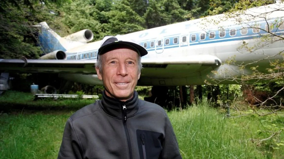73-year-old pays $370/month to live in a plane he bought for $100,000 from a salvage yard: ‘I have no regrets’
